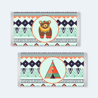 Embalagens retangulares com padrões geométricos e imagens de urso e tenda