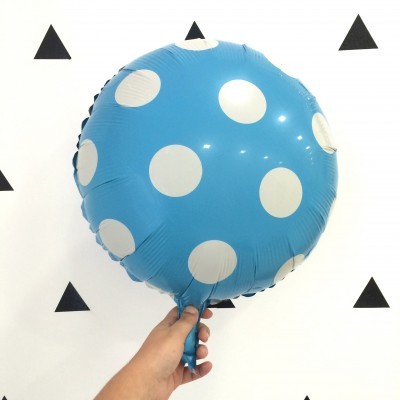 Balão azul com pontos brancos e fundo branco com triângulos pretos