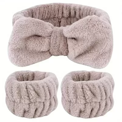 Acessórios de cabelo felpudos bege com faixa e elásticos