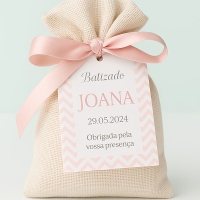 Saco tecido bege com fita rosa e etiqueta personalizada para batizado