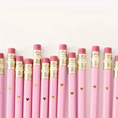 Lápis rosa com detalhes dourados e borrachas rosa alinhados