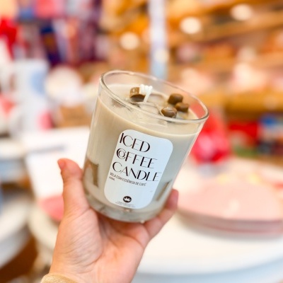 Vela aromática em copo de vidro com etiqueta ICED COFFEE CANDLE