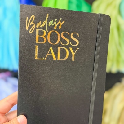 Caderno preto com texto dourado Badass BOSS LADY
