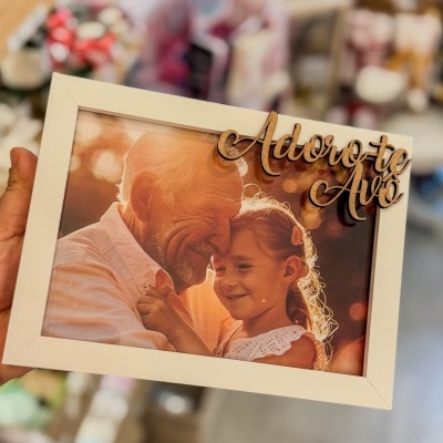 Moldura branca com frase em madeira Adoro-te Avô e fotografia de avô e neta abraçados