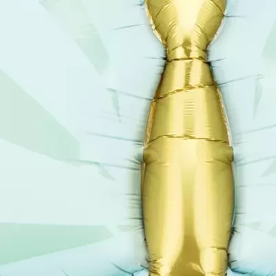 Balão dourado metálico em forma de garrafa