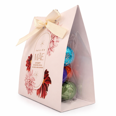 Embalagem rosa claro com bombons coloridos e laço creme para o Dia da Mãe