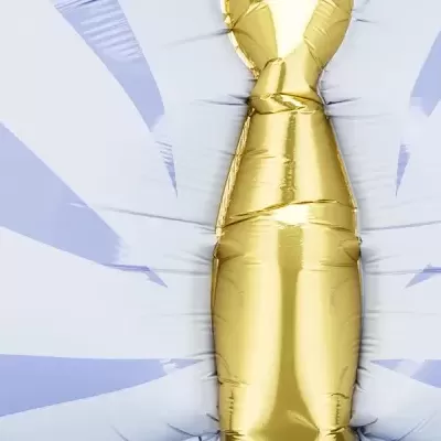 Balão dourado e branco insuflado em formato de garrafa