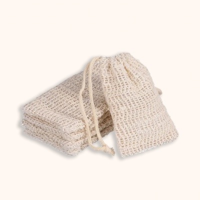 Sacos de rede de algodão cru com cordão para fecho em fundo claro
