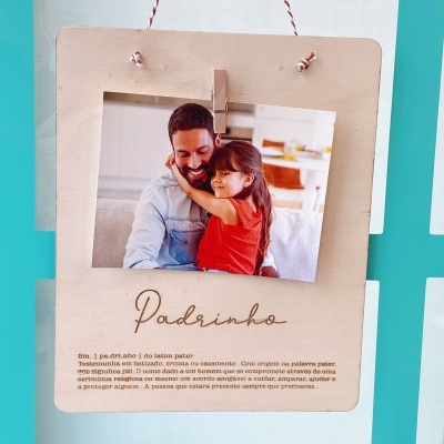 Plaquinha de madeira com foto e texto destacado 'Padrinho'