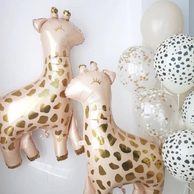 Balões em forma de girafa dourada e rosa com balões brancos decorativos