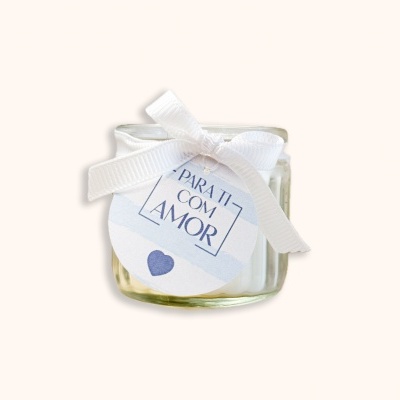 frasco pequeno de vidro com laço branco e rótulo com texto azul