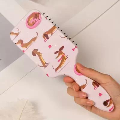 Escova de cabelo rosa com padrão de cães dachshund castanhos