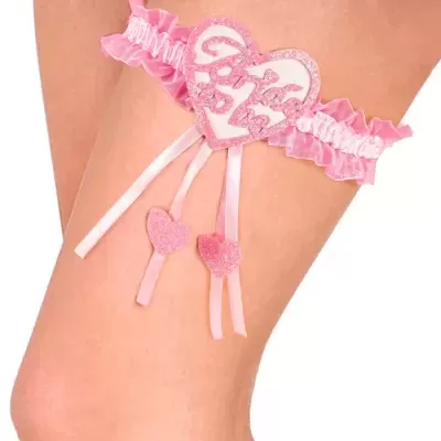 Liga elástica rosa com texto Bride to be e corações em glitter, usada na perna.