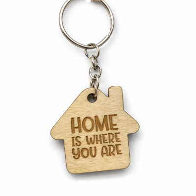 Chaveiro casa madeira clara com texto HOME IS WHERE YOU ARE