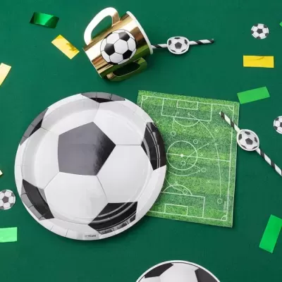 Conjunto de festa com tema de futebol com prato, guardanapo, copo e canudo em fundo verde