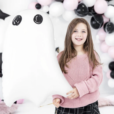 Menina com balão fantasma branco e decoração de balões preto, branco e rosa