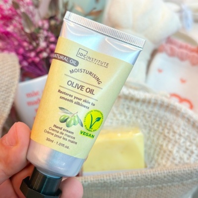 Creme para as mãos ID Institute com óleo de oliva, embalagem prateada e amarela, selo VEGAN