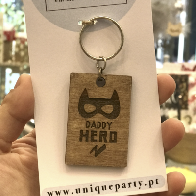 Porta-chaves de madeira gravada com texto Daddy Hero em cartão branco