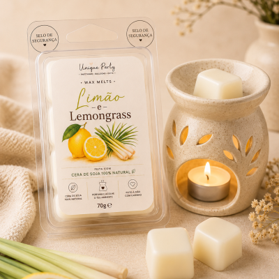Pacote de cera para derreter com fragrância Limão e Lemongrass ao lado de queimador cerâmico com vela acesa e pastilhas de cera.