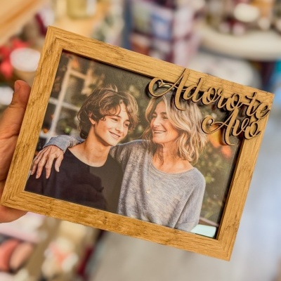 Moldura de madeira clara com fotografia e frase Adoro-te Avó