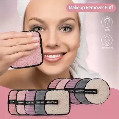 Mulher a usar esponja para remover maquilhagem com várias esponjas clean sponge em rosa e bege