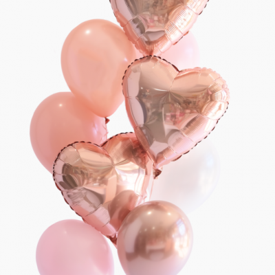 Balões cor-de-rosa e rosa metálico em formas redondas e de coração