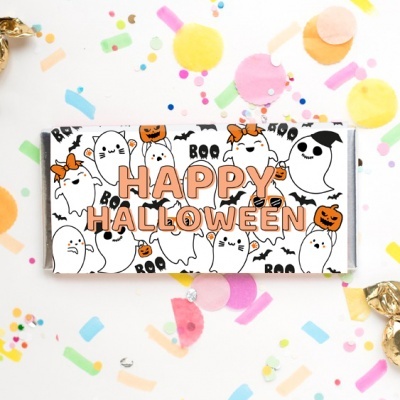 Barra de chocolate com embalagem temática de Halloween com fantasmas e texto HAPPY HALLOWEEN