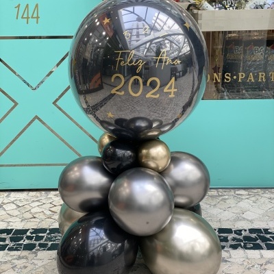 Decoração de balões para Ano Novo com texto Feliz Ano 2024