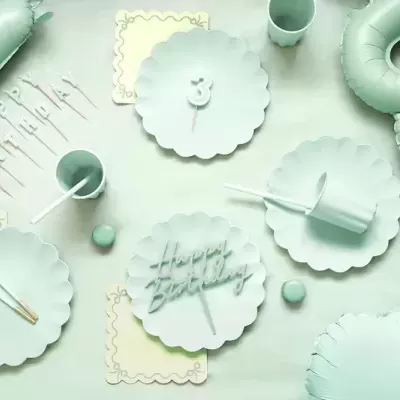 Artigos para festa de aniversário em verde menta com pratos, copos, guardanapos, balões e velas