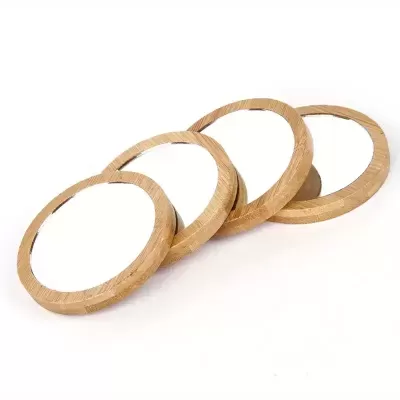 Anéis de madeira clara com interior branco sobre fundo branco