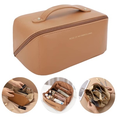 Necessaire castanha clara com fecho zip e alça, com inscrição ROSE OF NO MAN'S LAND, demonstrada fechada e aberta com compartimentos