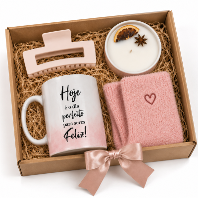 Conjunto de presente com caneca, prendedor de cabelo, vela decorada, toalha rosa dentro de caixa com laço
