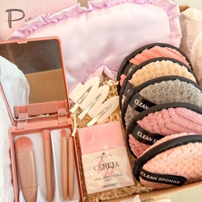 Conjunto de maquilhagem e limpeza de rosto com pincéis, espelho, disco reutilizável e venda rosa de cetim