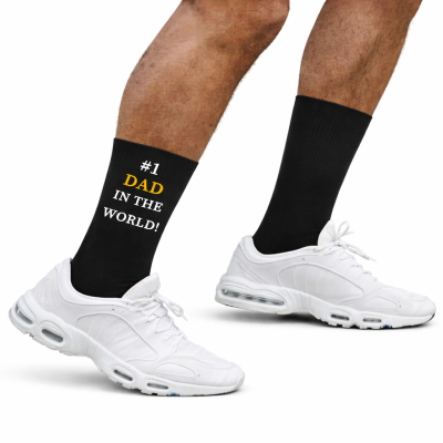 Meias pretas com texto #1 DAD IN THE WORLD! e sapatilhas brancas