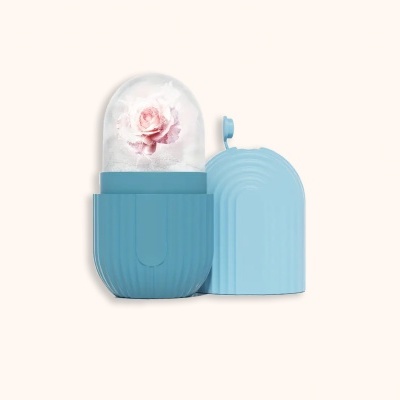 Frascos de creme azuis com tampa aberta e rosa cor-de-rosa dentro de cúpula de vidro