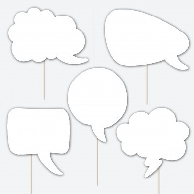 Cinco suportes para fotos em forma de balões de fala brancos em paus de madeira