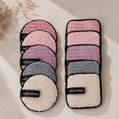 Conjunto de esponjas de limpeza têxteis em várias cores e formatos