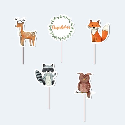 Toppers para decoração com desenhos de animais e uma placa com 'Parabéns'.