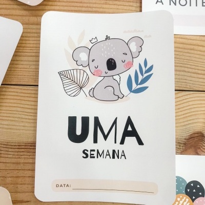 Cartão decorativo com coala e texto UMA SEMANA