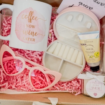 Conjunto de presente com caneca, óculos de sol, creme e frasco decorativo em caixa com confetis cor de rosa