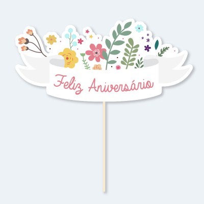 Topo de bolo branco com flores coloridas e texto Feliz Aniversário em rosa