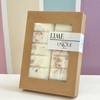 Caixa de cera perfumada branca marmoreada em caixa castanha com etiqueta branca