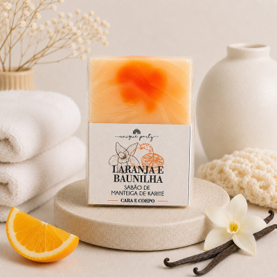 Sabonete artesanal laranja e baunilha com embalagem e elementos decorativos ao redor