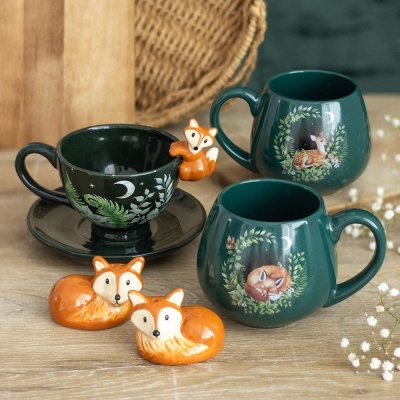 Conjunto de cerâmica verde com ilustrações de animais e raposas decorativas laranja