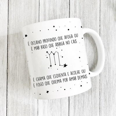 Caneca branca com texto e desenho do signo de Escorpião