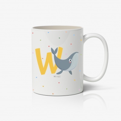 Caneca branca com ilustração de baleia e letra W amarela