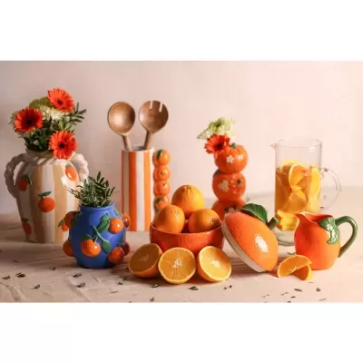 Conjunto de cerâmicas decorativas com tema de laranja e frutas à mesa