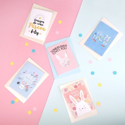 Cartões de Páscoa com desenhos de coelhos e mensagens sobre fundo bicolor rosa e azul