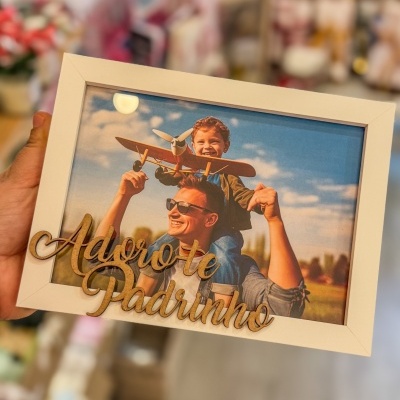 Moldura branca com fotografia de homem e menino e texto em madeira ADORO-TE PADRINHO