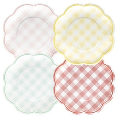 Quatro pratos de sobremesa decorados com padrão xadrez em cores pastel